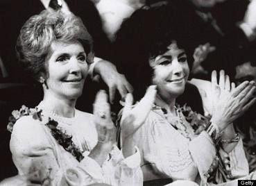 Nancy Reagan: Phu nhân cựu Tổng thống Ronald Reagan là con gái của một diễn viên và một nhà giải phẫu thần kinh. Bà Reagan đã theo nghiệp mẹ khi học chuyên ngành Sân khấu ở ĐH Smith. Sau đó, bà tới Hollywood để theo đuổi sự nghiệp diễn xuất cho dù bà từng nói rằng cuộc sống của bà mới thực sự bắt đầu khi kết hôn với Ronald Reagan vào năm 1952.