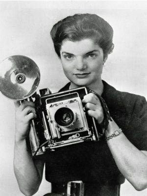 Jacqueline Kennedy Onassis: Phu nhân cựu tổng thống Kennedy, học Đại học Vassar ở Poughkeepsie, New York nhưng sau đó tốt nghiệp Đại học George Washington. Chưa ra trường, người phụ nữ này đã trở thành phóng viên ảnh triển vọng của tờ Washington Times-Herald.