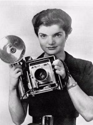 Jacqueline Kennedy Onassis: Phu nhân cựu tổng thống Kennedy, học Đại học Vassar ở Poughkeepsie, New York nhưng sau đó tốt nghiệp Đại học George Washington. Chưa ra trường, người phụ nữ này đã trở thành phóng viên ảnh triển vọng của tờ Washington Times-Herald.