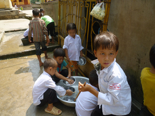 Dù còn rất nhỏ nhưng những em học sinh dân tộc nơi đây đã sớm làm quen với cuộc sống tự lập