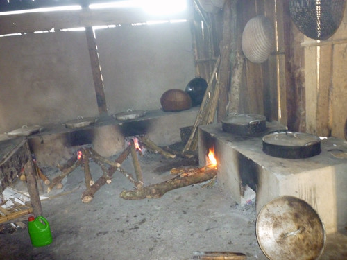 : Các em học sinh ở đây chỉ được 2 bữa cơm có thịt, 1 bữa cơm có trứng còn lại là trường kỳ cơm trắng với cá mắm và tô canh lõng bõng rau cải với nước lã