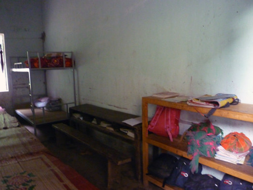 Góc học tập đơn sơ của các em học sinh bán trú.