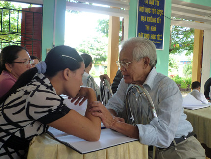 GS Hồ Ngọc Đại hướng dẫn học sinh cách phân tích ngữ âm bằng tay