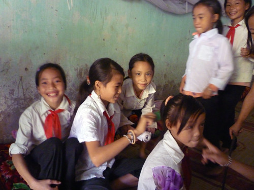 Xa nhà, thiếu vắng bàn tay chăm sóc của bố mẹ, tình cảm anh chị em nên những em nhỏ ở đây luôn yêu thương đùm bọc lẫn nhau.