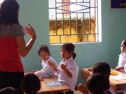 Giáo viên hướng dẫn học sinh cách phân tích ngữ âm