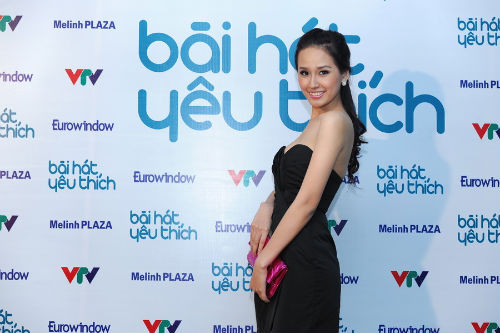 Bộ váy không kém phần quyến rũ và rất sang trọng, hợp với Mai Phương Thúy Xem thêm: Sao Việt khoe rốn/sao Việt thời răng sữa/sao Việt mặc đẹp Bộ váy không kém phần quyến rũ và rất sang trọng, hợp với Mai Phương Thúy Xem thêm: Sao Việt khoe rốn/sao Việt thời răng sữa/sao Việt mặc đẹp