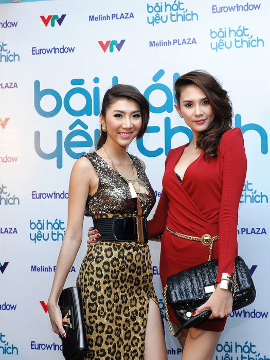 Hai người đẹp đọ sắc, mỗi người một vẻ. Hoàng Yến nữ tính, Ngọc Quyên có phần cá tính, nhưng cả hai đều quyến rũ và cuốn hút. Hai người đẹp đọ sắc, mỗi người một vẻ. Hoàng Yến nữ tính, Ngọc Quyên có phần cá tính, nhưng cả hai đều quyến rũ và cuốn hút.