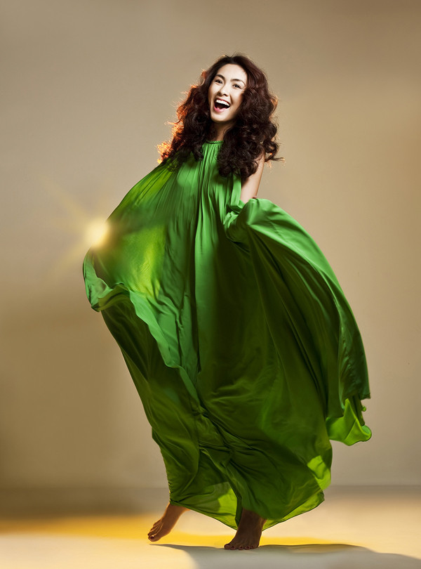 Vẫn khuôn mặt thanh tú, nụ cười tươi, và phong cách tự nhiên, giản dị quen thuộc. Xem thêm: Tăng Thanh Hà - mỹ nhân không thị phi/Đẹp như Tăng Thanh Hà đeo phụ kiện/Những kiểu tóc đẹp nhất của Tăng Thanh Hà