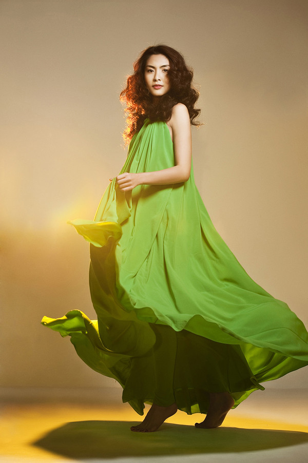 Tạo dáng uốn lượn, bay bổng như đúng chất liệu của chiếc váy, Hà Tăng khoe vẻ đẹp mộc mạc, đáng ngưỡng mộ Xem thêm: Tăng Thanh Hà - mỹ nhân không thị phi/Đẹp như Tăng Thanh Hà đeo phụ kiện/Những kiểu tóc đẹp nhất của Tăng Thanh Hà