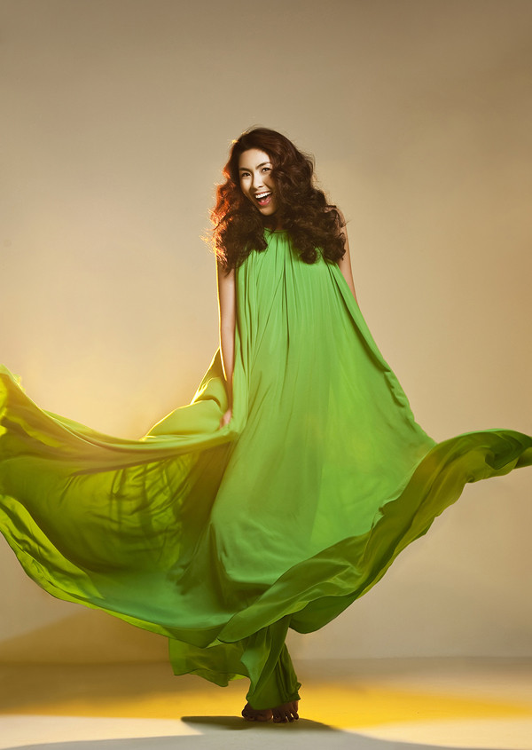 Xuất hiện với mái tóc uốn xoăn lạ mắt, trang điểm nhẹ nhàng, cô toát lên vẻ đẹp có phần sang trọng và chững chạc hơn so với hình ảnh thường thấy.