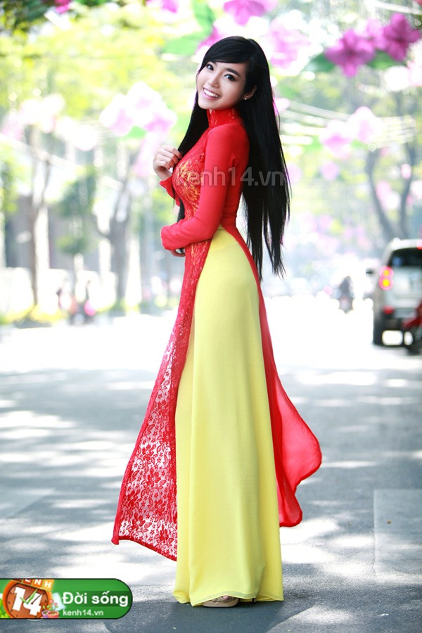 Với tông màu đỏ - vàng rực rỡ và phần tà trước bằng chất liệu ren, Elly vẫn tạo cho người đối diện vẻ gợi cảm dù cô rất kín đáo. Với tông màu đỏ - vàng rực rỡ và phần tà trước bằng chất liệu ren, Elly vẫn tạo cho người đối diện vẻ gợi cảm dù cô rất kín đáo.