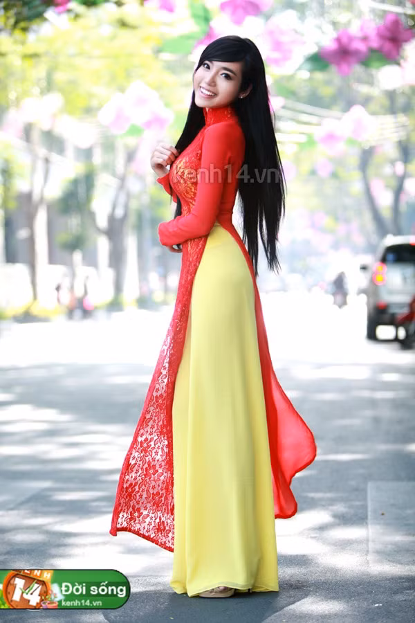 Với tông màu đỏ - vàng rực rỡ và phần tà trước bằng chất liệu ren, Elly vẫn tạo cho người đối diện vẻ gợi cảm dù cô rất kín đáo.