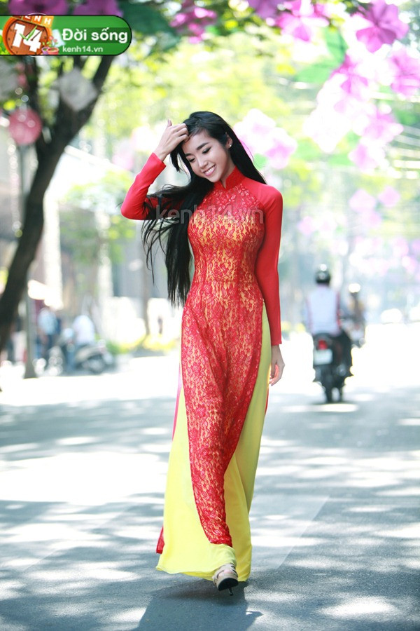 Khác với hình ảnh 1 Elly Trần gợi cảm thường thấy, những ngày cận kề Tết, cô dạo phố trong trang phục áo dài truyền thông, Elly vô cùng xinh đẹp và toát lên vẻ dịu dàng, e ấp rất lạ. Khác với hình ảnh 1 Elly Trần gợi cảm thường thấy, những ngày cận kề Tết, cô dạo phố trong trang phục áo dài truyền thông, Elly vô cùng xinh đẹp và toát lên vẻ dịu dàng, e ấp rất lạ.