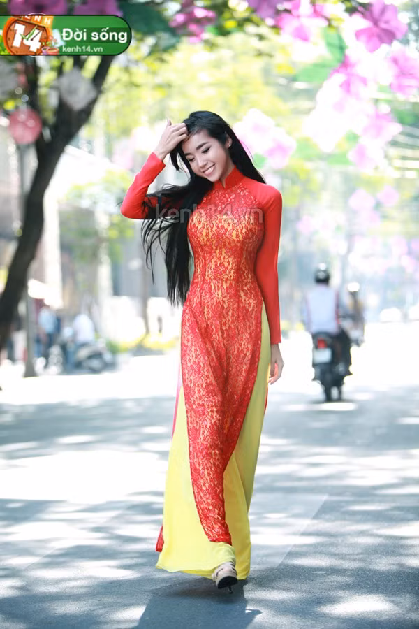 Khác với hình ảnh 1 Elly Trần gợi cảm thường thấy, những ngày cận kề Tết, cô dạo phố trong trang phục áo dài truyền thông, Elly vô cùng xinh đẹp và toát lên vẻ dịu dàng, e ấp rất lạ.