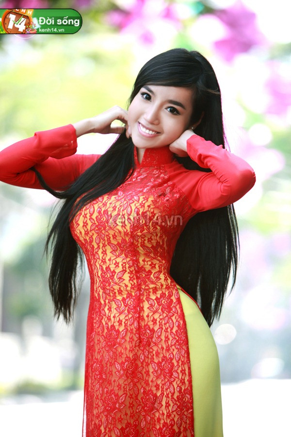 Để mái tóc dài, màu đen tự nhiên, Elly khoe vẻ đẹp tràn đầy sức sống và dịu dàng. Xem thêm: Sao Việt diện Trench coat?/Sao Việt mặc cực đẹp và lạ/Gợi cảm với màu nuy thời trang/Sao Việt với váy vintage style Để mái tóc dài, màu đen tự nhiên, Elly khoe vẻ đẹp tràn đầy sức sống và dịu dàng. Xem thêm: Sao Việt diện Trench coat?/Sao Việt mặc cực đẹp và lạ/Gợi cảm với màu nuy thời trang/Sao Việt với váy vintage style