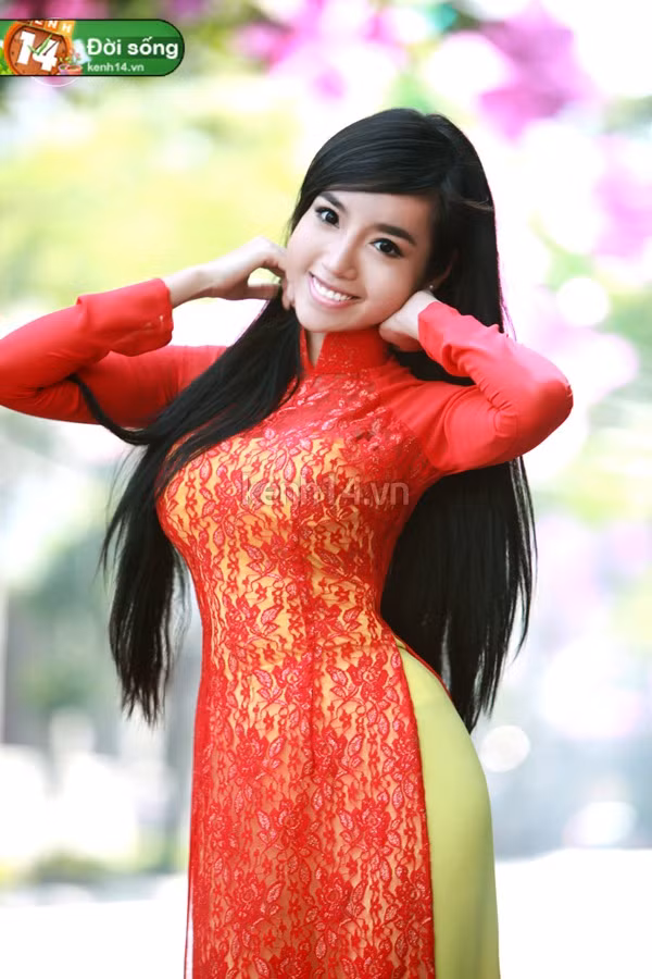 Để mái tóc dài, màu đen tự nhiên, Elly khoe vẻ đẹp tràn đầy sức sống và dịu dàng. Xem thêm: Sao Việt diện Trench coat?/Sao Việt mặc cực đẹp và lạ/Gợi cảm với màu nuy thời trang/Sao Việt với váy vintage style