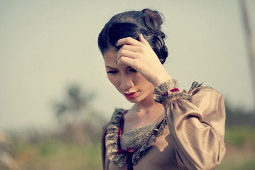 Dựa vào ý tưởng đó, một câu chuyện nhỏ trở về của Trang Trần đã được stylist "vẽ" một cách rất lãng mạn. Trong trang phục cổ điển và nhẹ nhàng. Trang Trần dường như khác rất nhiều hình tượng cô gái sexy và hiện đại ngày nào. Nhà thiết kế Phạm Đăng Anh Thư luôn biết cách khoe sở trường của mình ở những dạng váy cổ điển này: viền ren của váy kem nâu buông rộng tự nhiên luôn làm cho Trang Trần xinh xắn hơn. Xem thêm: Vòng eo "hình chum" của Sao Việt/Thời trang "nude" của Sao Việt một năm qua/Bộ váy "có một không hai" của sao Việt/10 pha "đỏ mặt" của Sao Việt 2011 Dựa vào ý tưởng đó, một câu chuyện nhỏ trở về của Trang Trần đã được stylist "vẽ" một cách rất lãng mạn. Trong trang phục cổ điển và nhẹ nhàng. Trang Trần dường như khác rất nhiều hình tượng cô gái sexy và hiện đại ngày nào. Nhà thiết kế Phạm Đăng Anh Thư luôn biết cách khoe sở trường của mình ở những dạng váy cổ điển này: viền ren của váy kem nâu buông rộng tự nhiên luôn làm cho Trang Trần xinh xắn hơn. Xem thêm: Vòng eo "hình chum" của Sao Việt/Thời trang "nude" của Sao Việt một năm qua/Bộ váy "có một không hai" của sao Việt/10 pha "đỏ mặt" của Sao Việt 2011