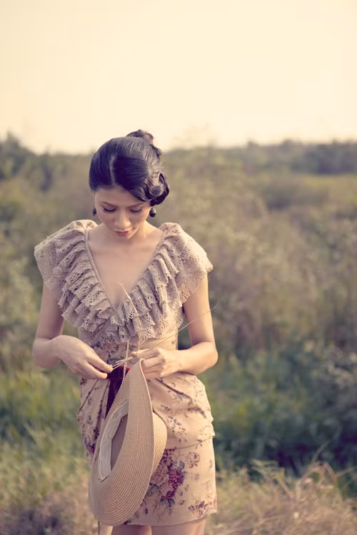 Kiểu váy viền ren tông kem và hoạ tiết khá phù hợp cho những chiếc váy kiểu dáng xuân hè. Xem thêm: Vòng eo "hình chum" của Sao Việt/Thời trang "nude" của Sao Việt một năm qua/Bộ váy "có một không hai" của sao Việt/10 pha "đỏ mặt" của Sao Việt 2011