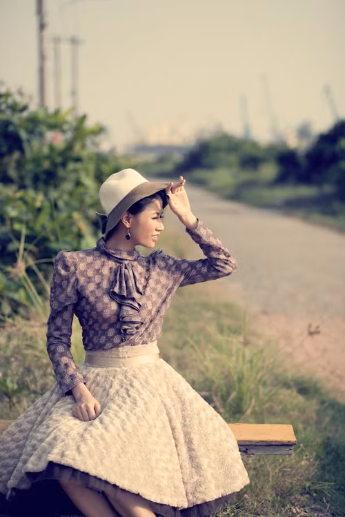 Tóc vấn lên nhẹ nhàng, dành hẳn một phần mái cổ điển, chuyên viên trang điểm Xuân Huy biết cách làm cho Trang thon gọn và mới lạ hơn. Xem thêm: Vòng eo "hình chum" của Sao Việt/Thời trang "nude" của Sao Việt một năm qua/Bộ váy "có một không hai" của sao Việt/10 pha "đỏ mặt" của Sao Việt 2011