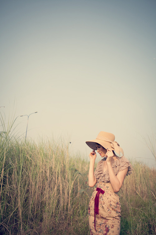 Buổi chụp hình khá nhanh chóng và vui vẻ vì những cách pha trò của cô gái hài hước, sau những câu chuyện ngẫu hứng và huyên thuyên, mỗi lần shoot, Trang liên tục thay đổi để các nhiếp ảnh liên tục bấm máy. Xem thêm: Vòng eo "hình chum" của Sao Việt/Thời trang "nude" của Sao Việt một năm qua/Bộ váy "có một không hai" của sao Việt/10 pha "đỏ mặt" của Sao Việt 2011 Buổi chụp hình khá nhanh chóng và vui vẻ vì những cách pha trò của cô gái hài hước, sau những câu chuyện ngẫu hứng và huyên thuyên, mỗi lần shoot, Trang liên tục thay đổi để các nhiếp ảnh liên tục bấm máy. Xem thêm: Vòng eo "hình chum" của Sao Việt/Thời trang "nude" của Sao Việt một năm qua/Bộ váy "có một không hai" của sao Việt/10 pha "đỏ mặt" của Sao Việt 2011