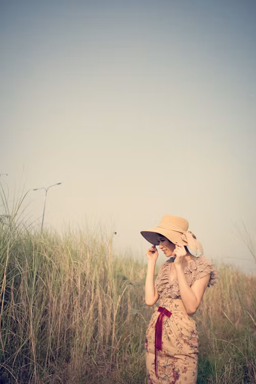 Buổi chụp hình khá nhanh chóng và vui vẻ vì những cách pha trò của cô gái hài hước, sau những câu chuyện ngẫu hứng và huyên thuyên, mỗi lần shoot, Trang liên tục thay đổi để các nhiếp ảnh liên tục bấm máy. Xem thêm: Vòng eo "hình chum" của Sao Việt/Thời trang "nude" của Sao Việt một năm qua/Bộ váy "có một không hai" của sao Việt/10 pha "đỏ mặt" của Sao Việt 2011