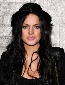 Nhiều người đẹp nổi tiếng luôn dẫn đầu các top mỹ nhân gợi cảm nhất nhì thế giới vẫn tự tin xuất hiện trên phố với những trang phục tuyềnh toàng, thậm chí lôi thôi. Lindsay Lohan già nua và quá luộm thuộm.