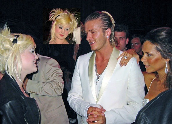 Kelly Osbourne tóc vàng mắt xanh môi đỏ rất rực rỡ