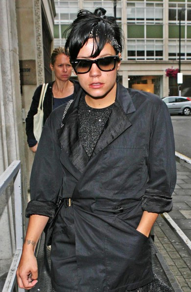 Lily Allen với những lọn tóc cứng như lưỡi dao.