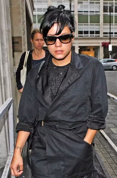 Lily Allen với những lọn tóc cứng như lưỡi dao.