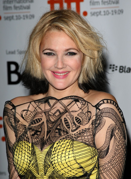 Drew Barrymore còn khá trẻ mà đầu đã hai màu tóc?