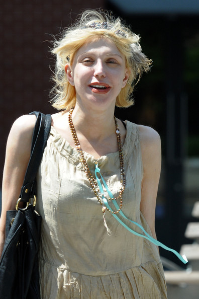 Đi kèm với những bộ cánh là cả khuôn mặt phờ phạc và mái tóc bù xù. Ngoài ra, nhiều lần do chọn kiểu tóc không phù hợp với gương mặt, vóc dáng, quần áo hoặc địa điểm đến mà không ít ngôi sao bị báo chí, người hâm mộ cười chê. Courtney Love cũng được biết tới với danh hiệu "đệ nhất lôi thôi" ở Hollywood.