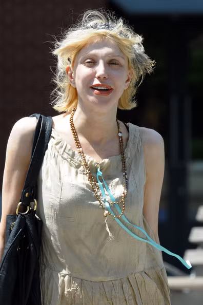 Đi kèm với những bộ cánh là cả khuôn mặt phờ phạc và mái tóc bù xù. Ngoài ra, nhiều lần do chọn kiểu tóc không phù hợp với gương mặt, vóc dáng, quần áo hoặc địa điểm đến mà không ít ngôi sao bị báo chí, người hâm mộ cười chê. Courtney Love cũng được biết tới với danh hiệu "đệ nhất lôi thôi" ở Hollywood.