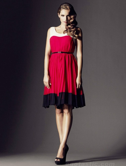 Trong tiết Thu Đông se lạnh, hãy chọn váy dài tay, cổ thuyền bám vào đường xương bả vai. Xem thêm: Váy công sở/váy xinh du Xuân/váy xếp li