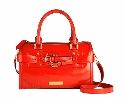 Những chiếc túi xách trẻ trung, điểm nhấn là các chi tiết khóa, với kiểu dáng cổ điển, các bạn gái sẽ cực nổi bật trong ngày Tết.