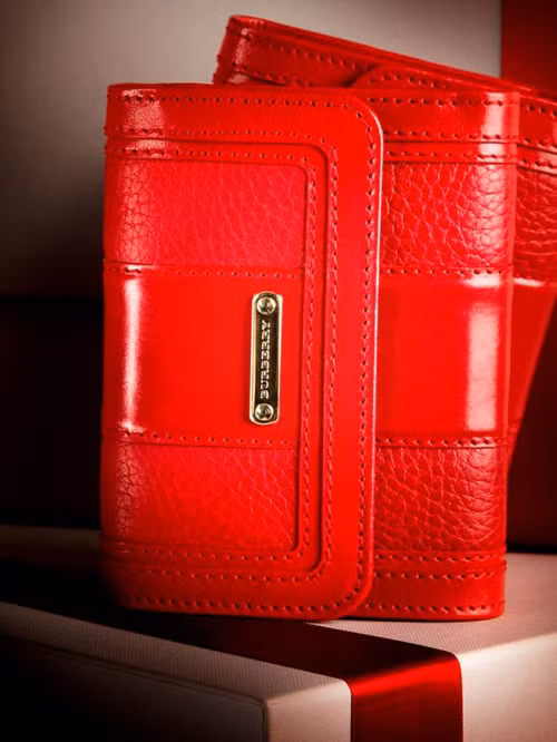 Sự kết hợp và phối các mảng da cũng như màu sắc, chất liệu cùng đường may tinh tế, tỉ mỉ, làm nên những sản phẩm hoàn hảo của Burberry