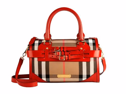Từ những chất liệu da và màu sắc biểu tượng của Burberry rất quen thuộc, nhà thiết kế đưa vào sản phẩm những chi tiết mới lạ và độc đáo hơn. Xem thêm: Bộ sưu tập Magni"d /Bộ sưu tập áo khoác đẹp của Sao /Bộ sưu tập thời trang WOW