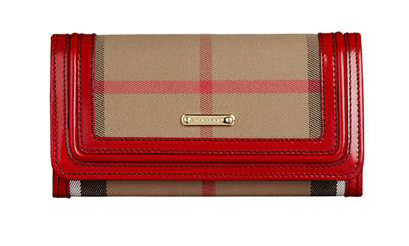 Hòa cùng không khí náo nhiệt của mùa xuân năm nay, bộ sưu tập túi xách, phụ kiện màu đỏ của Burberry tiếp tục mê hoặc những tín đồ thời trang thế giới đặt biệt là khu vực Châu Á . Hòa cùng không khí náo nhiệt của mùa xuân năm nay, bộ sưu tập túi xách, phụ kiện màu đỏ của Burberry tiếp tục mê hoặc những tín đồ thời trang thế giới đặt biệt là khu vực Châu Á .