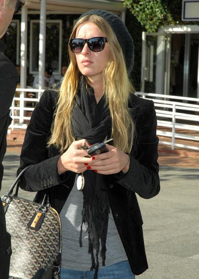 Trong khi cô chị Paris mải phiêu lưu với những chàng trai vàng của Holywood và ngập tràn trong scandal thì Nicky "chúi mũi" vào sách vở và đi làm thêm ở các nhà hàng. Trong khi cô chị Paris mải phiêu lưu với những chàng trai vàng của Holywood và ngập tràn trong scandal thì Nicky "chúi mũi" vào sách vở và đi làm thêm ở các nhà hàng.