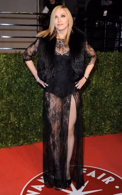 Không còn nghi ngờ gì về việc Madonna thích diện những bộ quần áo gây sốc nhưng bộ trang phục này thì có vẻ hơi quá. Đặc biệt khi nữ ca sĩ 53 tuổi này trưng diện nó tại bữa tiệc của Vanity Fair trong tháng 2.