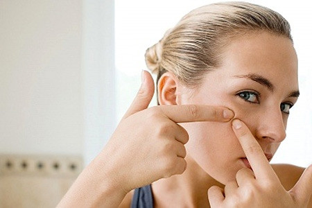 Để trị mụn và kiểm soát sự tiết dầu trên da, bạn nên sử dụng sản phẩm điều trị vào ban đêm,.. Để trị mụn và kiểm soát sự tiết dầu trên da, bạn nên sử dụng sản phẩm điều trị vào ban đêm,..