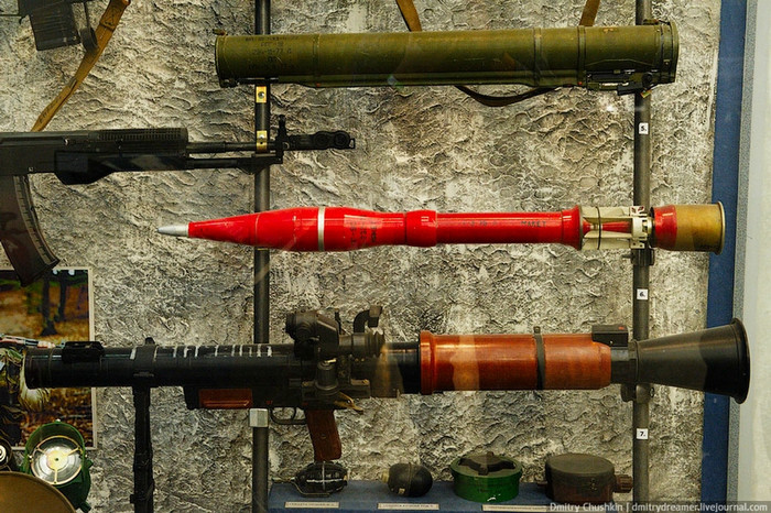 Từ trên xuống dưới: Súng phóng lựu RPG-18 Mukha, lựu đạn chống tăng PG-9, súng phóng lựu RPG-16. Từ trên xuống dưới: Súng phóng lựu RPG-18 Mukha, lựu đạn chống tăng PG-9, súng phóng lựu RPG-16.