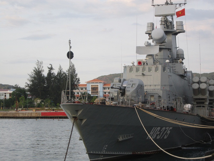 Tàu tên lửa Molnya (NATO gọi là Tarantul V) của Hải quân nhân dân Việt Nam.. Đây là một trong hai tàu tên lửa cao tốc đầu tiên thuộc Project 1241.8 mà Việt Nam mua của Nga. Tàu tên lửa Molnya (NATO gọi là Tarantul V) của Hải quân nhân dân Việt Nam.. Đây là một trong hai tàu tên lửa cao tốc đầu tiên thuộc Project 1241.8 mà Việt Nam mua của Nga.