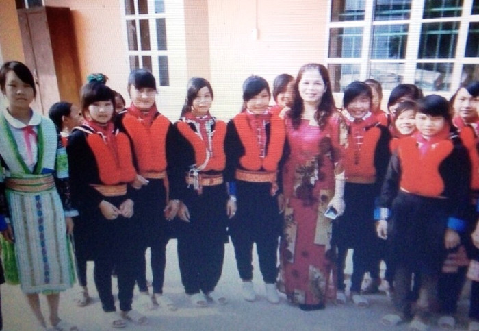 Bà Bế Thị Hằng, nguyên Hiệu trưởng Trường phổ thông dân tộc bán trú Trung học cơ sở Công Trừng cùng các học sinh. Ảnh: Bạn đọc cung cấp. Bà Bế Thị Hằng, nguyên Hiệu trưởng Trường phổ thông dân tộc bán trú Trung học cơ sở Công Trừng cùng các học sinh. Ảnh: Bạn đọc cung cấp.