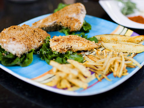 3. Ăn các loại thực phẩm chiên: Thực phẩm chiên làm gia tăng nguy cơ phát triển ung thư, đặc biệt là khi chúng chứa các loại dầu hydro hóa - chất béo transfat. Quá trình chiên kĩ hoặc chiên đi chiên lại nhiều lần sẽ tạo ra sản phẩm phụ gọi là acrylamide. Acrylamide là một khối u chứa chất độc thần kinh mạnh, có tác dụng phụ không chỉ trên não, mà cả đối với hệ thống sinh sản. Khoai tây chiên kiểu Pháp bị coi là món ăn nằm trong danh mục các thực phẩm dễ gây ung thư. 3. Ăn các loại thực phẩm chiên: Thực phẩm chiên làm gia tăng nguy cơ phát triển ung thư, đặc biệt là khi chúng chứa các loại dầu hydro hóa - chất béo transfat. Quá trình chiên kĩ hoặc chiên đi chiên lại nhiều lần sẽ tạo ra sản phẩm phụ gọi là acrylamide. Acrylamide là một khối u chứa chất độc thần kinh mạnh, có tác dụng phụ không chỉ trên não, mà cả đối với hệ thống sinh sản. Khoai tây chiên kiểu Pháp bị coi là món ăn nằm trong danh mục các thực phẩm dễ gây ung thư.