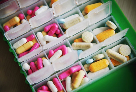 7. Lạm dụng thuốc: Theo các bác sĩ, thì mọi loại thuốc, kể cả thuốc bổ, vitamin... chỉ khiến chúng ta lãng phí tiền bạc chứ không hề mang lại lợi ích như nhiều người vẫn nghĩ. Thay vì lạm dụng các loại thuốc bổ này, để ngăn chặn lão hoá và giữ cho trí tuệ luôn minh mẫn, khoẻ mạnh, mỗi người cần tránh lạm dụng thuốc. 7. Lạm dụng thuốc: Theo các bác sĩ, thì mọi loại thuốc, kể cả thuốc bổ, vitamin... chỉ khiến chúng ta lãng phí tiền bạc chứ không hề mang lại lợi ích như nhiều người vẫn nghĩ. Thay vì lạm dụng các loại thuốc bổ này, để ngăn chặn lão hoá và giữ cho trí tuệ luôn minh mẫn, khoẻ mạnh, mỗi người cần tránh lạm dụng thuốc.