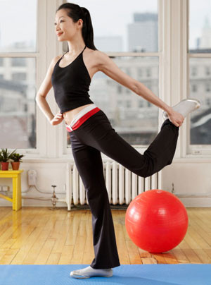 10. Lười tập thể dục: Tập thể dục thường xuyên, nhất là các bài tập nhẹ nhàng kèm theo nhạc như aerobic có tác dụng kích thích rất tốt đối với trí não và hệ tuần hoàn. Sự vận động giúp cải thiện lượng máu lưu thông lên não, khiến cho não bộ phát triển, tránh được nguy cơ đột quị, tắc nghẽn mạch máu và các nguy cơ suy giảm trí nhớ. 10. Lười tập thể dục: Tập thể dục thường xuyên, nhất là các bài tập nhẹ nhàng kèm theo nhạc như aerobic có tác dụng kích thích rất tốt đối với trí não và hệ tuần hoàn. Sự vận động giúp cải thiện lượng máu lưu thông lên não, khiến cho não bộ phát triển, tránh được nguy cơ đột quị, tắc nghẽn mạch máu và các nguy cơ suy giảm trí nhớ.