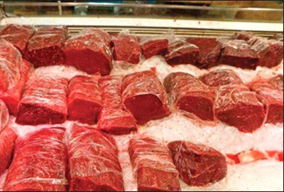 2. Ăn thực phẩm chế biến, đông lạnh: Thực phẩm chế biến sẵn như mỳ ăn liền, bánh kẹo, khoai tây chiên, gà rán… rất tiện lợi, giúp tiết kiệm thời gian nhưng cũng có hại cho sức khỏe bởi chứa nhiều trans fat, một chất béo gây bệnh cho cơ thể. Ngoài ra, những thực phẩm này có thêm chất phụ gia, chất bảo quản, màu sắc nhân tạo, chất tẩy trắng có hại cho sức khỏe. Khi dung nạp vào cơ thể, nó dễ dàng sản xuất ra các chất tự do trong việc phá hủy, cơ thể của các tế bào 2. Ăn thực phẩm chế biến, đông lạnh: Thực phẩm chế biến sẵn như mỳ ăn liền, bánh kẹo, khoai tây chiên, gà rán… rất tiện lợi, giúp tiết kiệm thời gian nhưng cũng có hại cho sức khỏe bởi chứa nhiều trans fat, một chất béo gây bệnh cho cơ thể. Ngoài ra, những thực phẩm này có thêm chất phụ gia, chất bảo quản, màu sắc nhân tạo, chất tẩy trắng có hại cho sức khỏe. Khi dung nạp vào cơ thể, nó dễ dàng sản xuất ra các chất tự do trong việc phá hủy, cơ thể của các tế bào