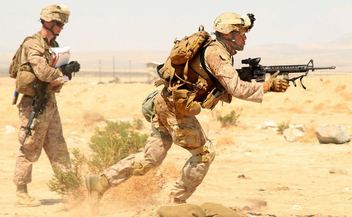 Thủy quân lục chiến Mỹ thuộc Tiểu đoàn 1, Trung đoàn 4 huấn luyện chiến đấu tại California. Thủy quân lục chiến Mỹ thuộc Tiểu đoàn 1, Trung đoàn 4 huấn luyện chiến đấu tại California.