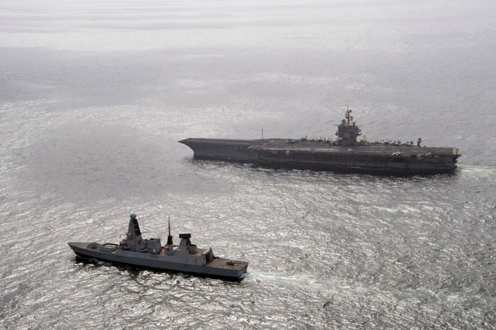 Tàu sân bay USS Enterprise (CVN 65) thuộc hạm đội 5, Hải quân Hoa Kỳ trong một cuộc diễn tập cùng với khu trục hạm HMS Diamond (D 34) của Hải quân Hoàng gia Anh. Tàu sân bay USS Enterprise (CVN 65) thuộc hạm đội 5, Hải quân Hoa Kỳ trong một cuộc diễn tập cùng với khu trục hạm HMS Diamond (D 34) của Hải quân Hoàng gia Anh.