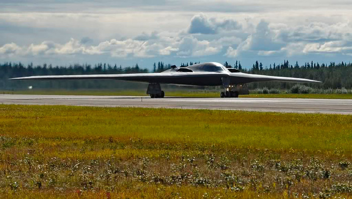 Oanh tạc cơ B-2 Spirit of Texas chuẩn bị cất cánh trong cuộc diễn tập RED FLAG-Alaska. B-2 Spirit of Texas thuộc Phi đội máy bay ném bom 509 đóng tại căn cứ Không quân Whiteman, Missouri. Oanh tạc cơ B-2 Spirit of Texas chuẩn bị cất cánh trong cuộc diễn tập RED FLAG-Alaska. B-2 Spirit of Texas thuộc Phi đội máy bay ném bom 509 đóng tại căn cứ Không quân Whiteman, Missouri.